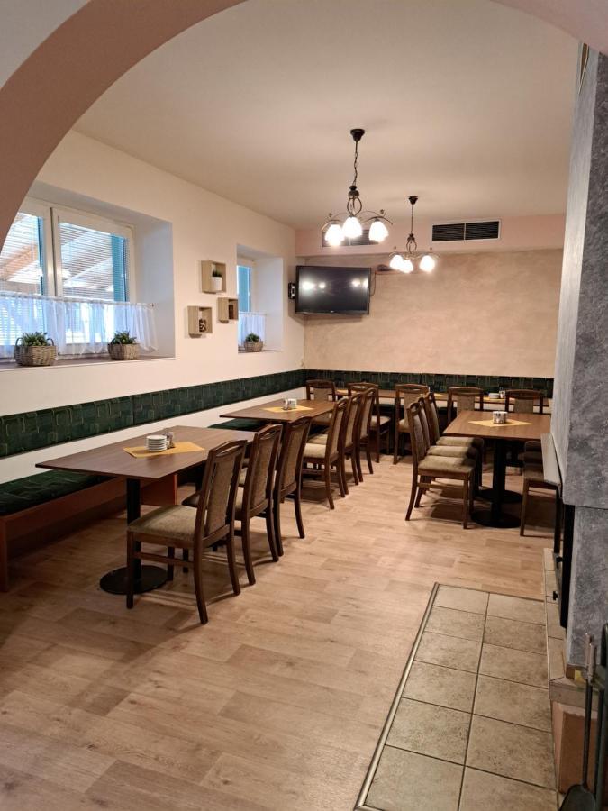 Penzion A Pizzerie Na Zalozne Kobylí Eksteriør billede