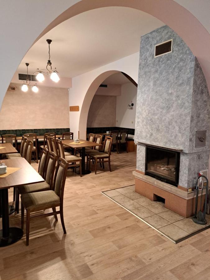 Penzion A Pizzerie Na Zalozne Kobylí Eksteriør billede
