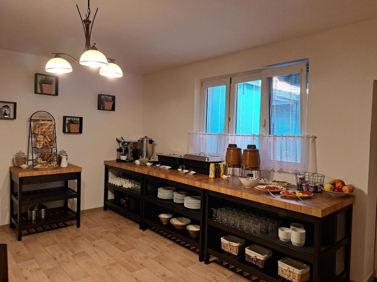 Penzion A Pizzerie Na Zalozne Kobylí Eksteriør billede